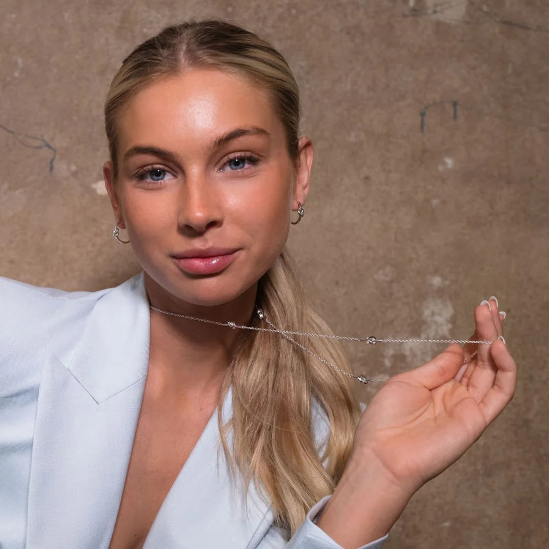 Efva Attling Love Knot Hoops korvakorut, hopeaa - Image 4