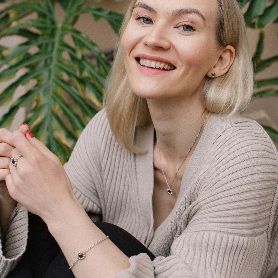Lumoava Daisy rannekoru mustalla kivellä, hopeaa - Image 2
