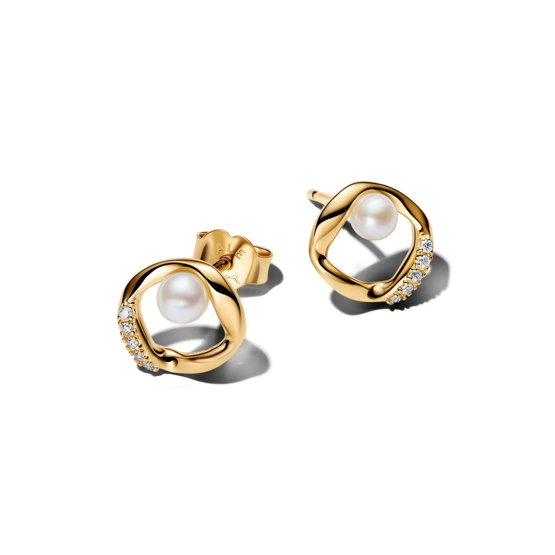 Pandora Essence Organically Shaped Pavé Circle & Freshwater Cultured Pearl korvakorut, makeanvedenhelmi ja keltakullattu, 264662C01