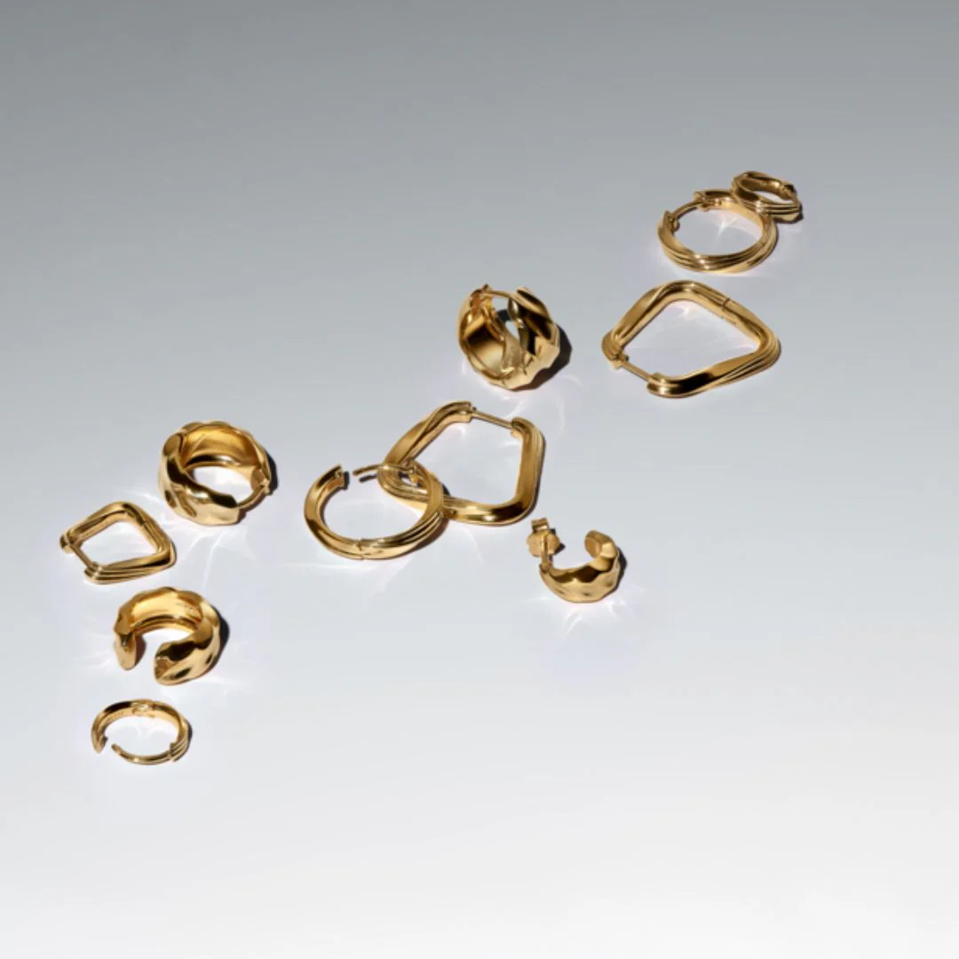 Pandora Essence Twisted Triangle isot rengaskorvakorut, keltakullattu, 263876C00 - Image 5